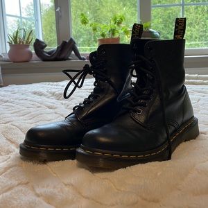 1460 black Dr Martens